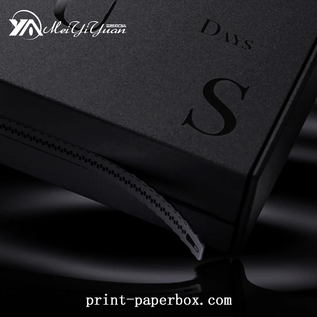 Sarah airplane box, clothing box